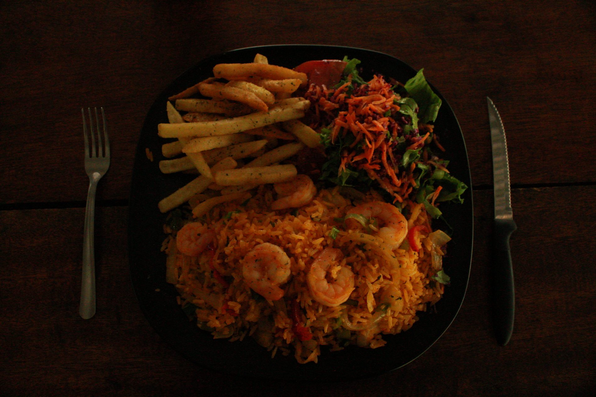 Arroz con camarones servido en el restaurante