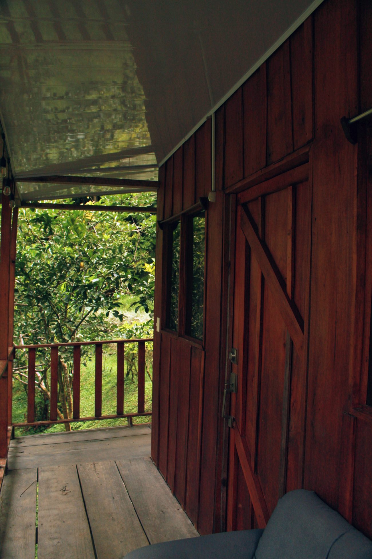 Entrada de la cabaña individual de madera