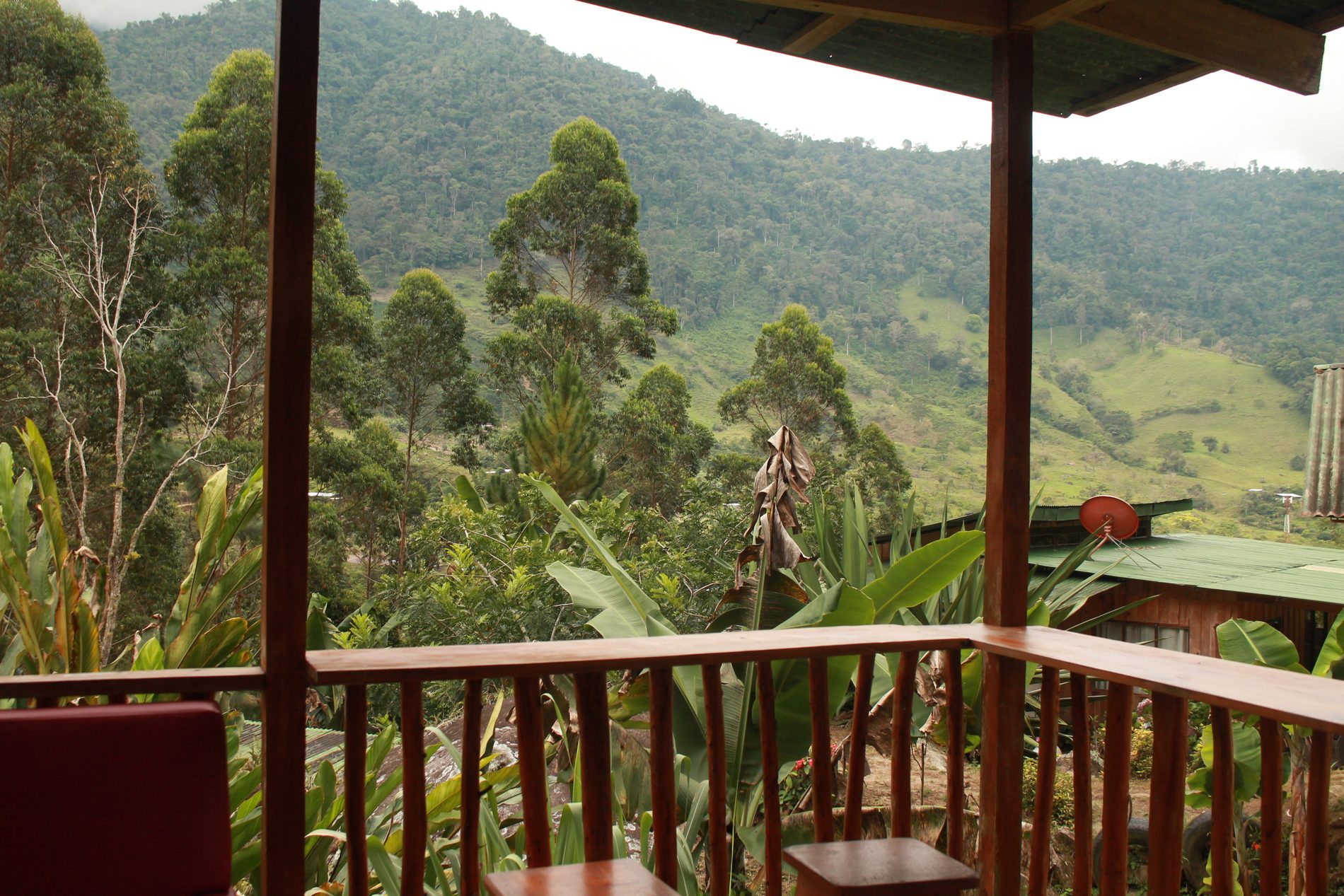 Terraza de madera de la cabaña con vista a la montaña