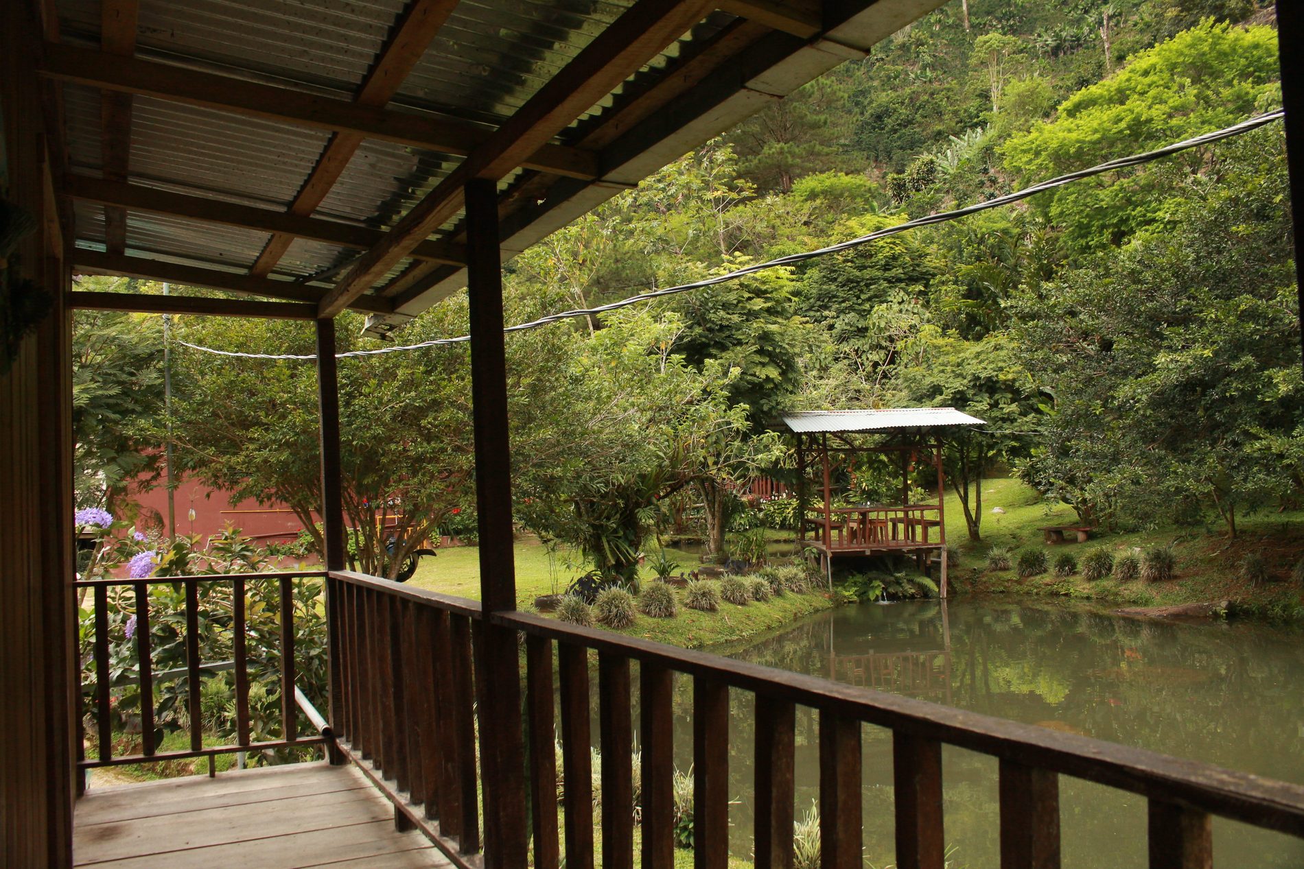 Corredor de madera del restaurante con vista al lago