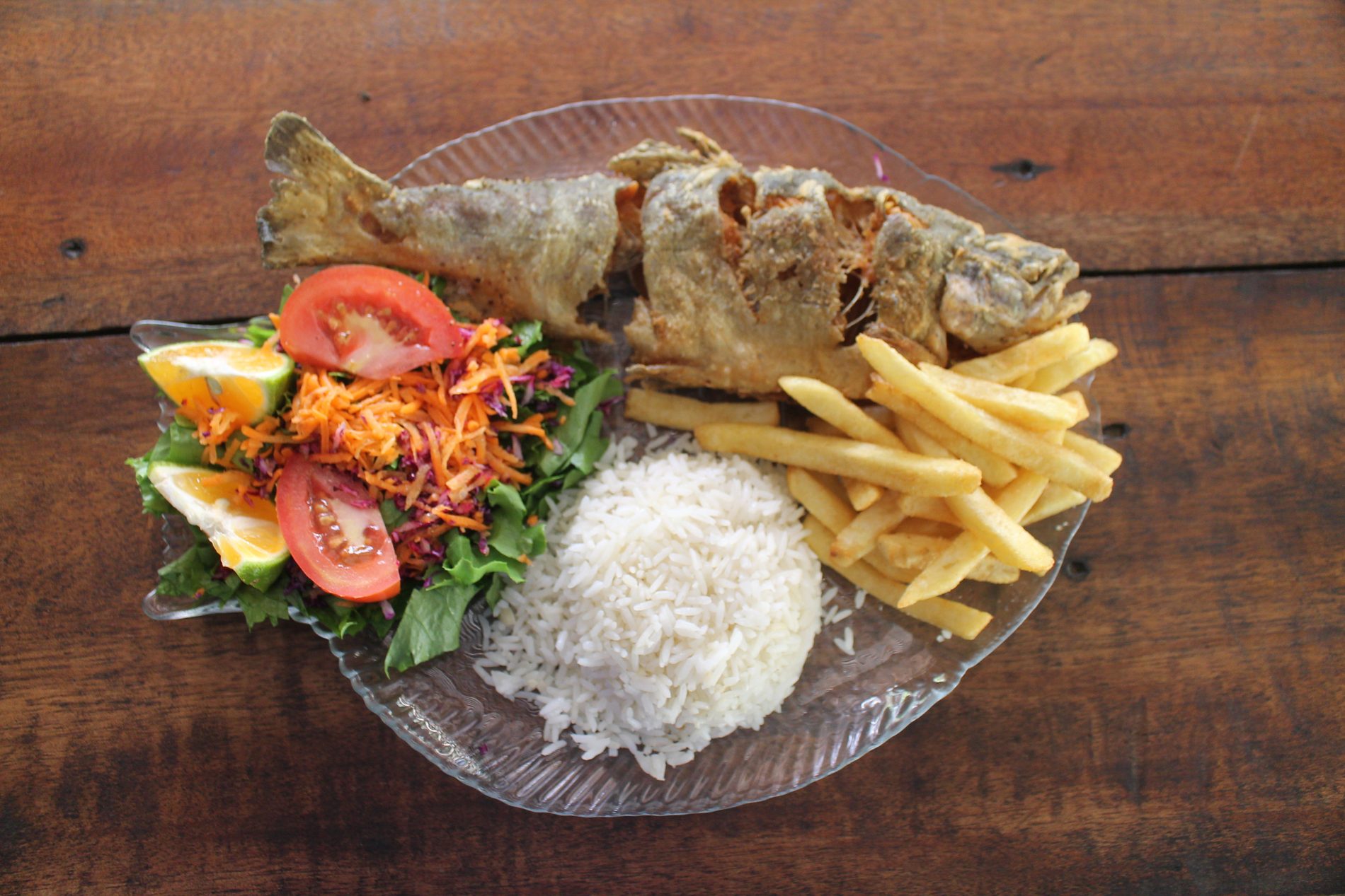 Trucha entera preparada con arroz, ensalada y papas